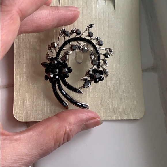 3 for $15 🦋 Black stone Brooch - Picture 2 of 2